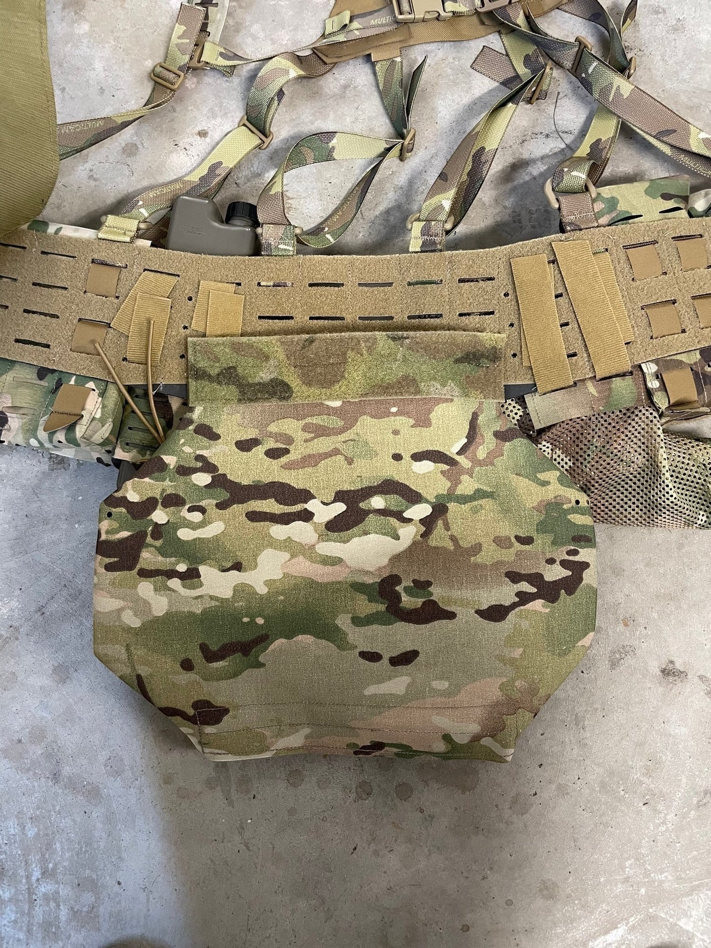 Adversary Force L4 Beaver Tail Armor in Multicam, befestigt an einem Battle Belt als ballistisches Sitzpad.