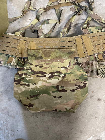 Adversary Force L4 Beaver Tail Armor in Multicam, befestigt an einem Battle Belt als ballistisches Sitzpad.
