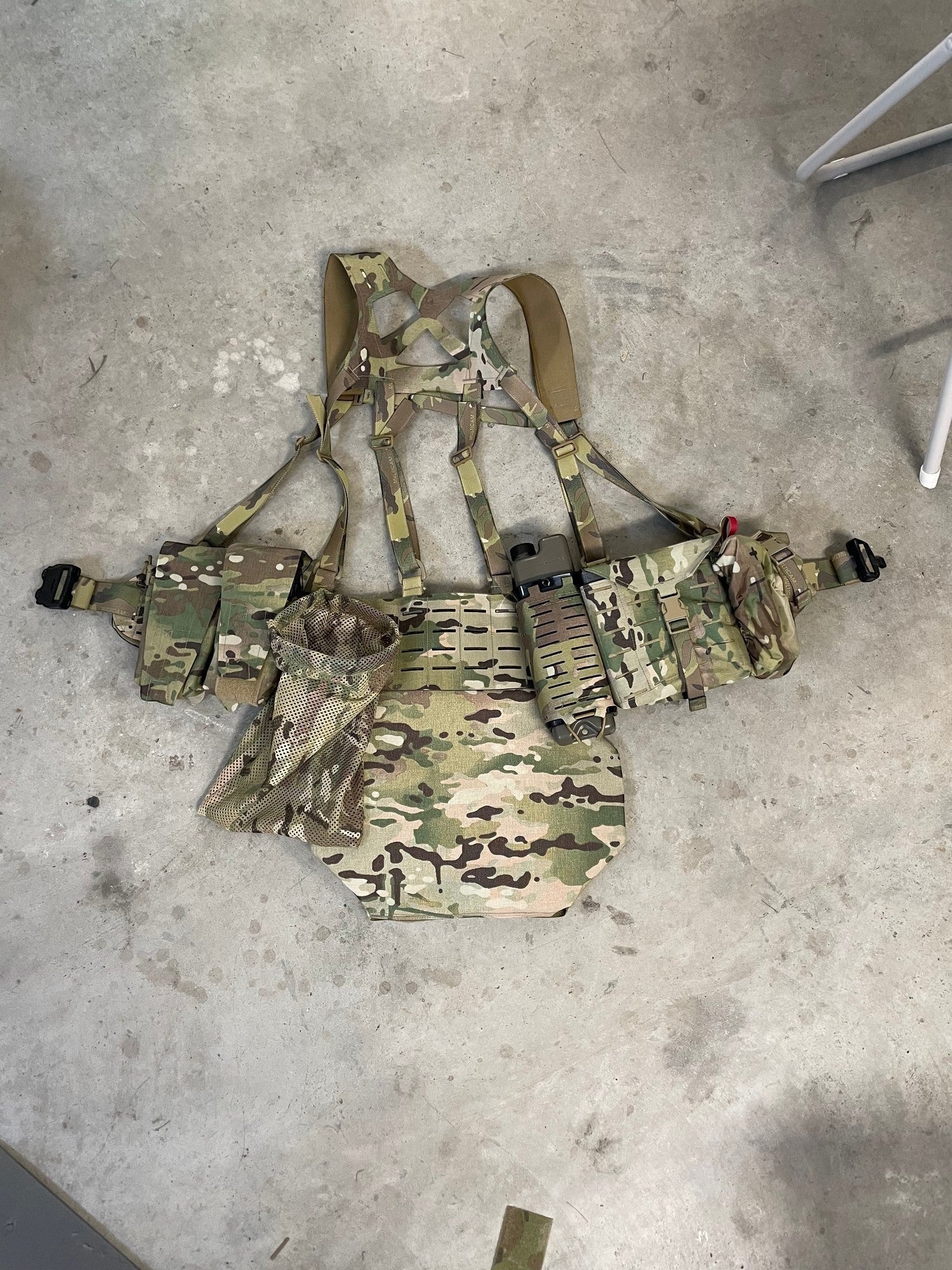 Adversary Force L4 Beaver Tail Armor in Multicam, montiert an einem Battle Belt mit taktischem Zubehör.