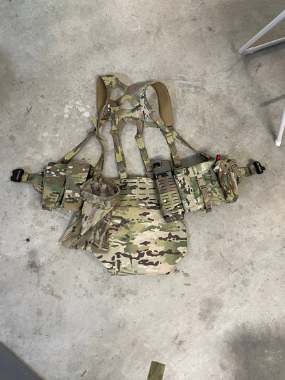 Adversary Force L4 Beaver Tail Armor in Multicam, montiert an einem Battle Belt mit taktischem Zubehör.