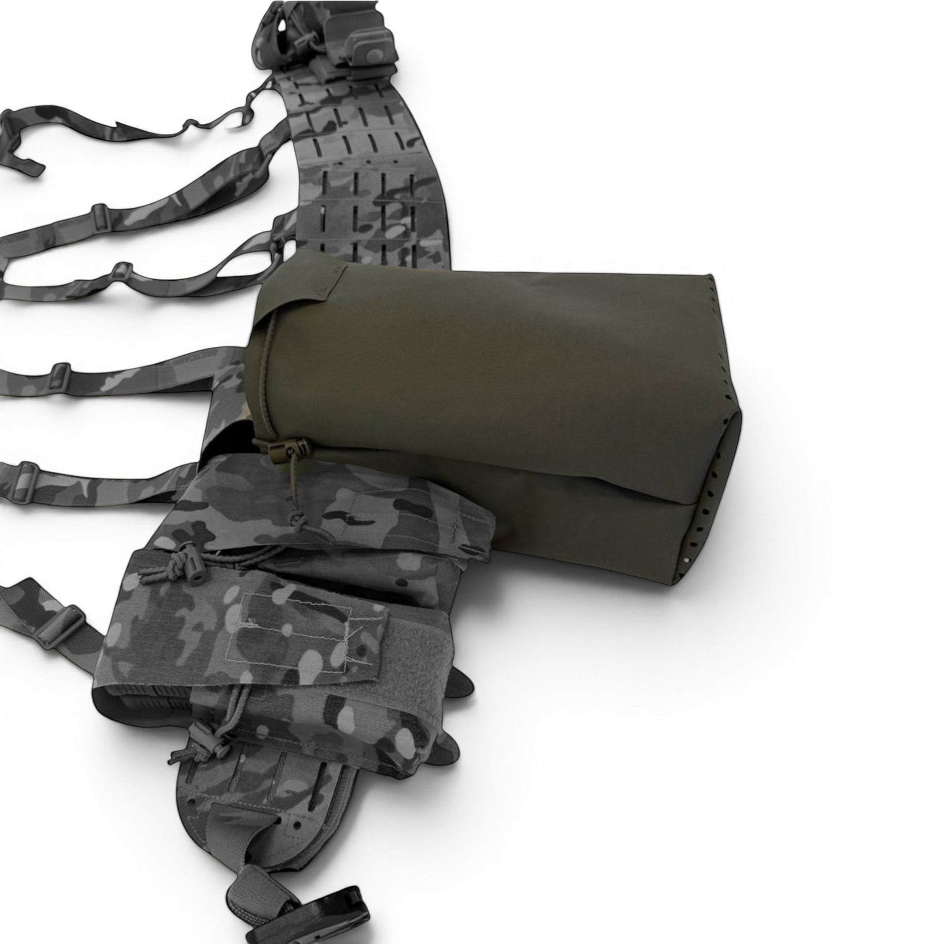 Adversary Force L4 Bucket Abwurftasche in Olivgrün, montiert an einer taktischen Magazintasche mit Multicam-Muster.