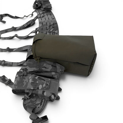 Adversary Force L4 Bucket Abwurftasche in Olivgrün, montiert an einer taktischen Magazintasche mit Multicam-Muster.