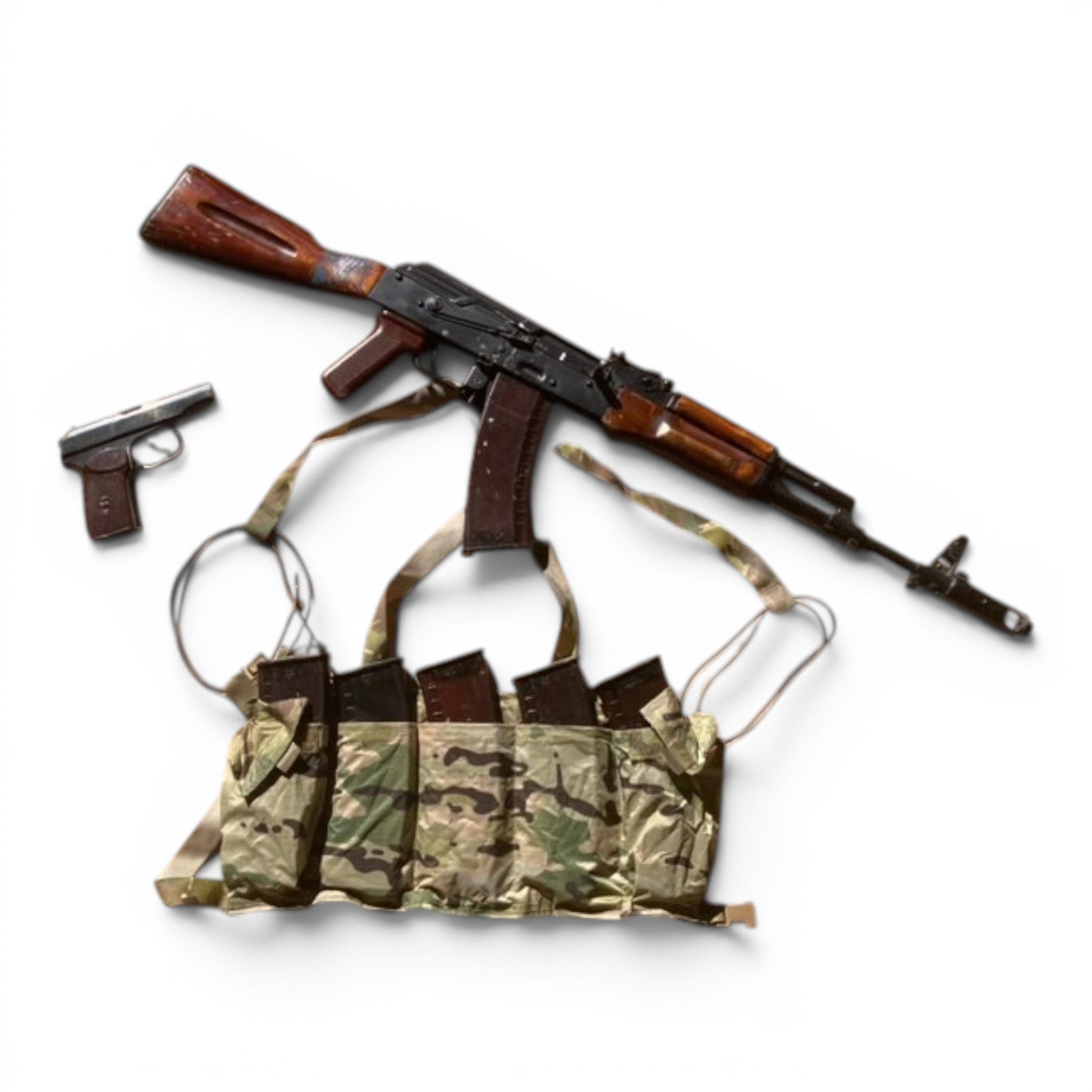 Adversary Force L4 Pocket-sized Chest Rig in Multicam mit AK-Magazinen, Gewehr und Pistole auf Fliesenboden.