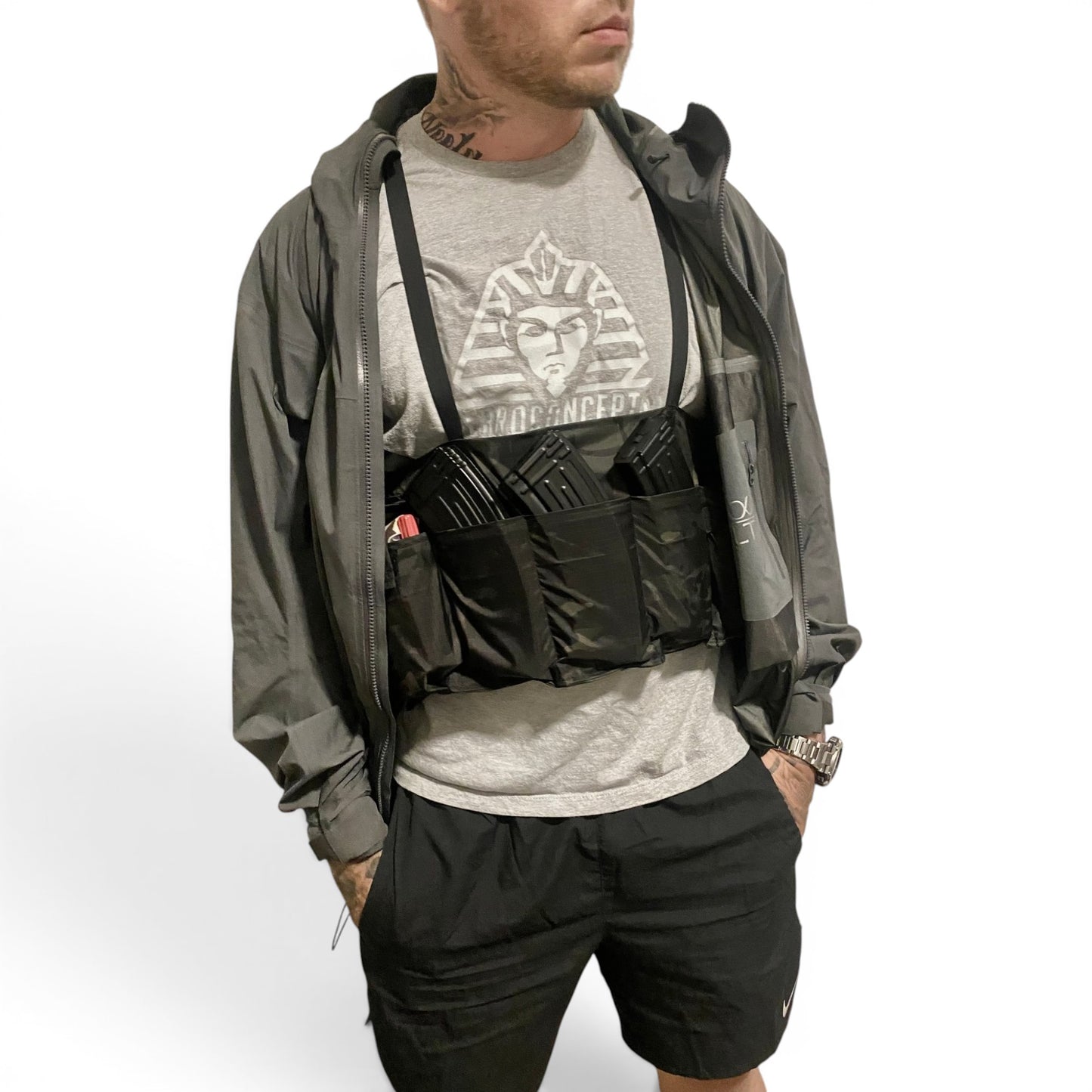 Adversary Force L4 Pocket-sized Chest Rig in Schwarz, getragen über einem grauen T-Shirt unter einer grauen Jacke.