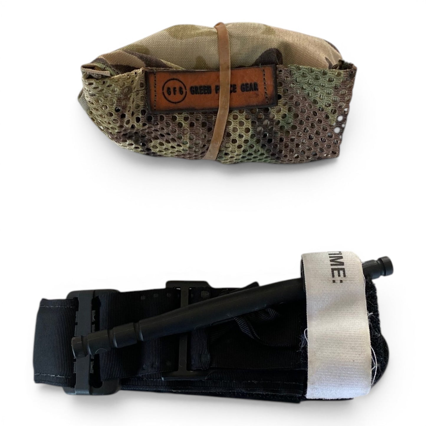 Adversary Force L4 Pocket-sized Chest Rig in Multicam neben einem schwarzen Tourniquet auf weißem Untergrund