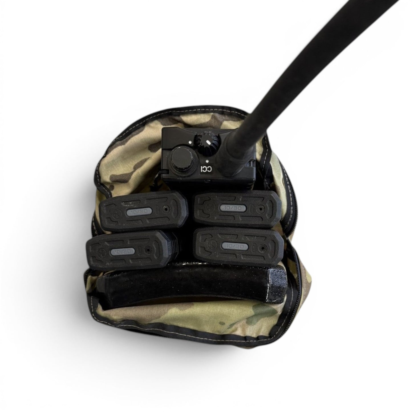 Adversary Force L4 DGP Mehrzwecktasche in Multicam mit Funkgerät und Magazinen bestückt