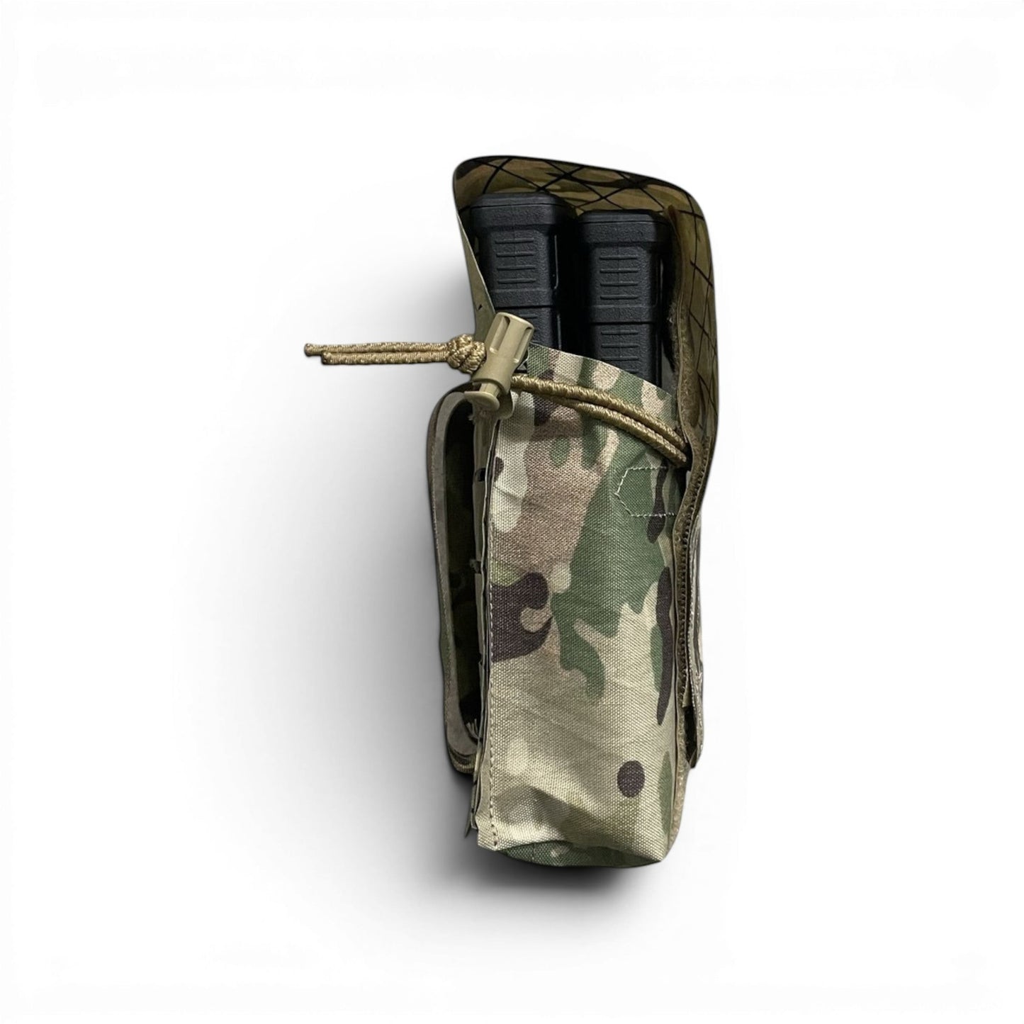 Adversary Force L4 Double Mag Pouch in Multicam mit zwei schwarzen Magazinen und verstellbarer Shock-Cord-Retention