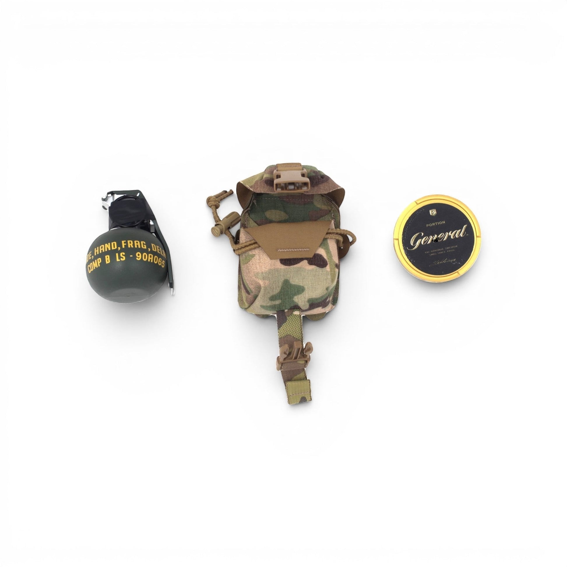 Adversary Force L4 Frag Pouch in Multicam mit Granate und Snus-Dose auf weißem Hintergrund