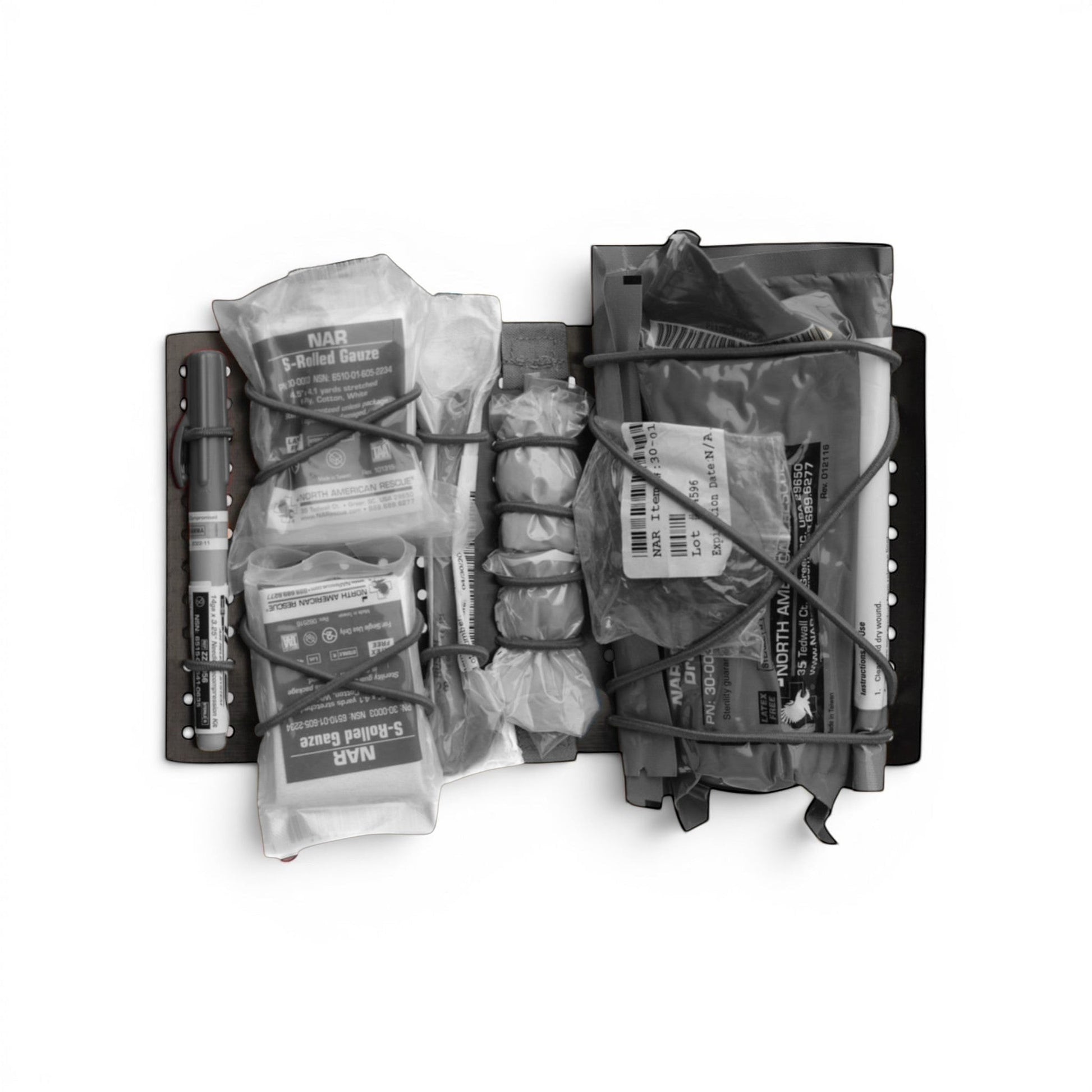 Adversary Force L4 Large IFAK mit medizinischem Inhalt, organisiert durch Shock Cord auf einer modularen Basis.