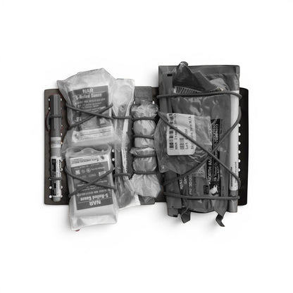 Adversary Force L4 Large IFAK mit medizinischem Inhalt, organisiert durch Shock Cord auf einer modularen Basis.
