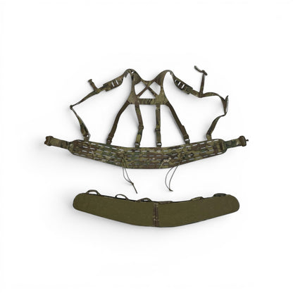 Adversary Force L4 Load Carriage Assembly in Multicam mit modularem Gürtel, Yoke-Harness und abnehmbarer Polsterung.