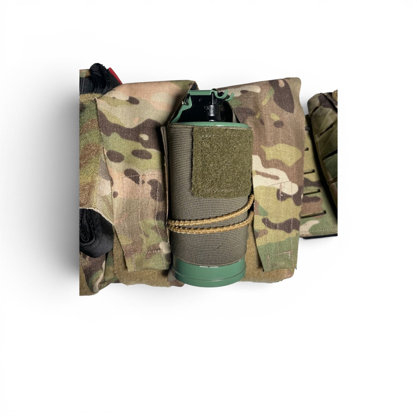 Adversary Force L4 MOLLE Smoke/Frag Sleeve in Multicam mit Granate, montiert zwischen taktischen Taschen.