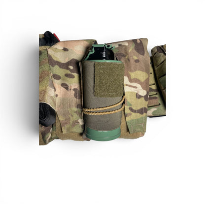 Adversary Force L4 MOLLE Smoke/Frag Sleeve in Multicam mit Granate, montiert zwischen taktischen Taschen.