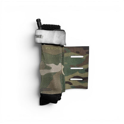 Adversary Force L4 MOLLE TQ Sleeve in Multicam mit elastischem Halteband für Tourniquets zur seitlichen Befestigung.
