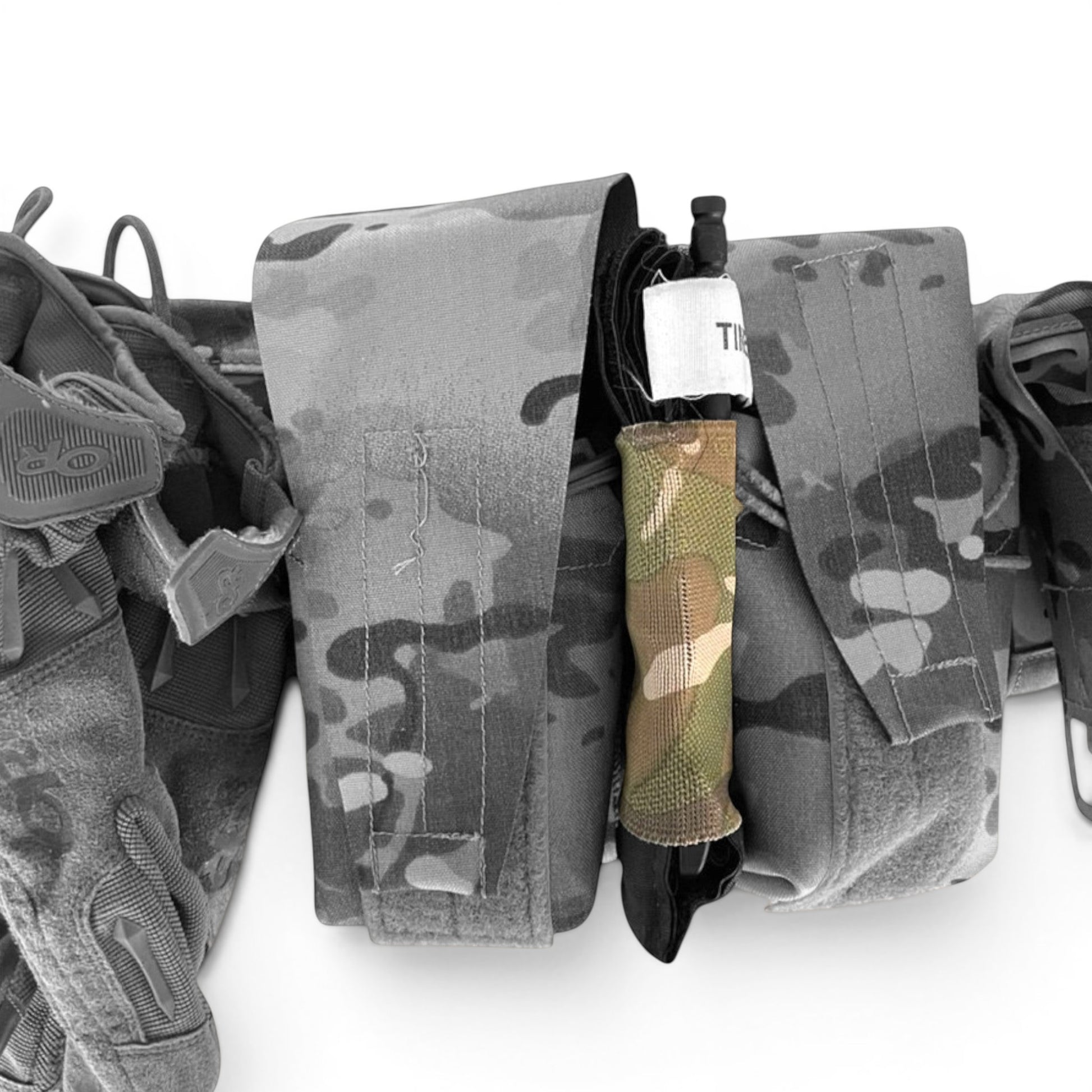 Adversary Force L4 MOLLE TQ Sleeve in Multicam Tarnmuster, befestigt zwischen taktischen Taschen am Gürtel.