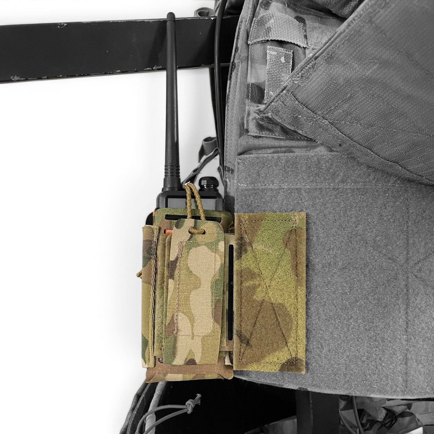 Adversary Force L4 Radio Wing Pouch in Multicam montiert an einem Plattenträger für taktische Funkgeräte