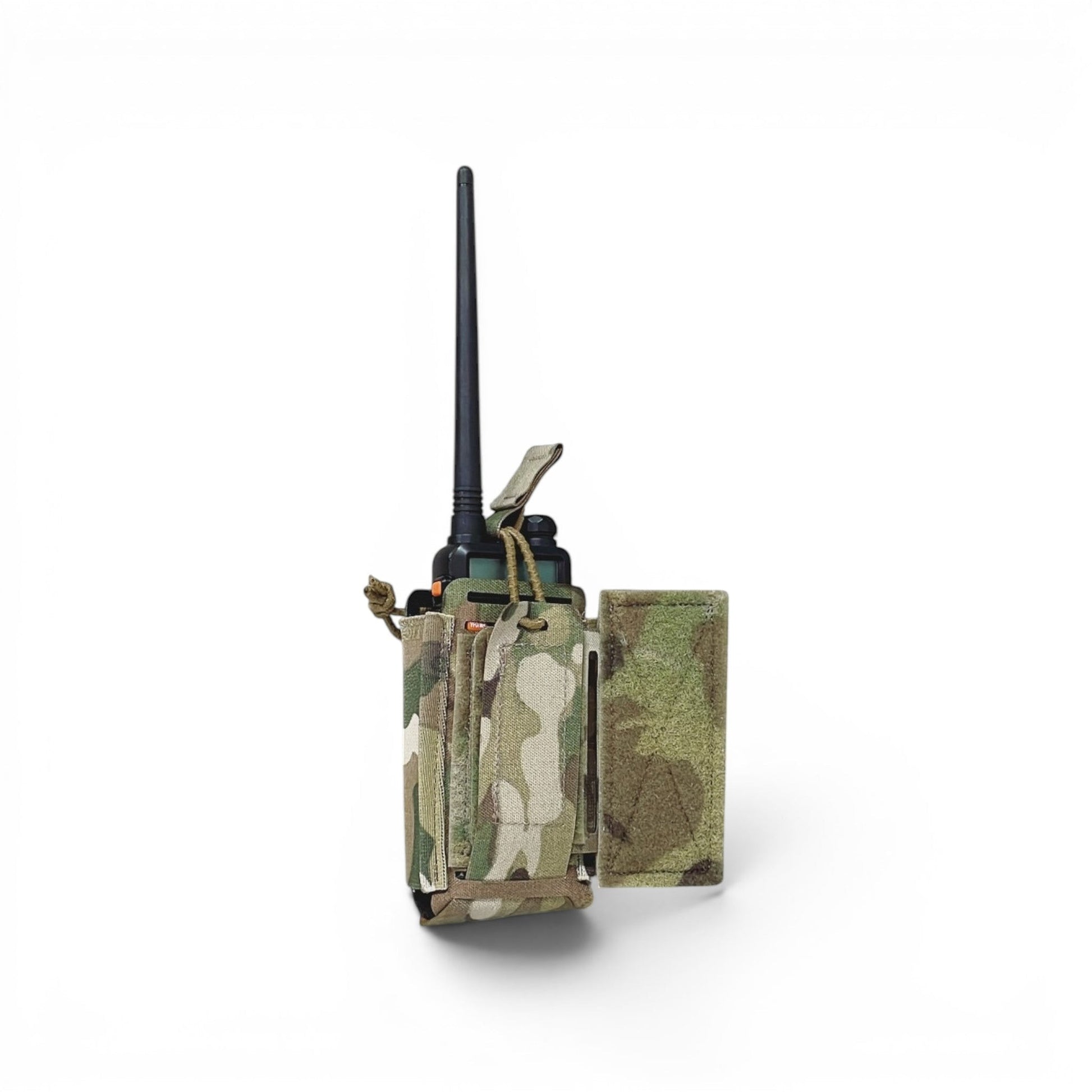 Adversary Force L4 Radio Wing Pouch in Multicam mit Funkgerät, höhenverstellbar für taktische Ausrüstung.