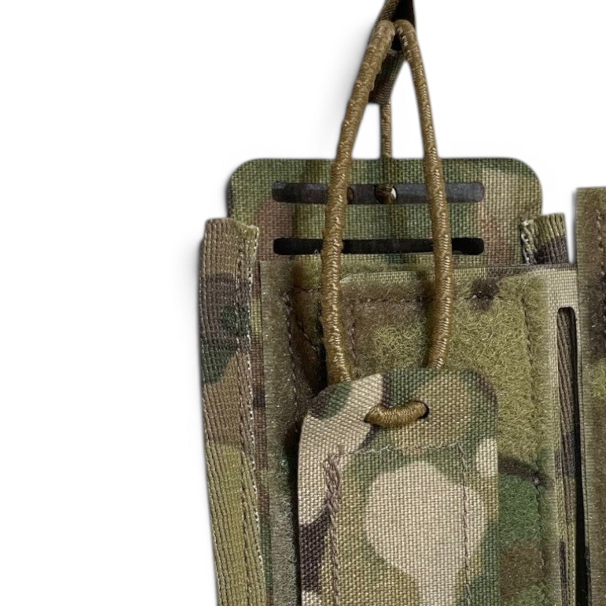 Adversary Force L4 Radio Wing Pouch in Multicam Tarnmuster mit verstellbarer Sicherungsschlaufe für taktische Funkgeräte