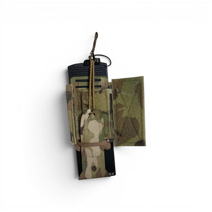 Adversary Force L4 Radio Wing Pouch in Multicam mit Funkgerät, höhenverstellbar für taktische Ausrüstung.