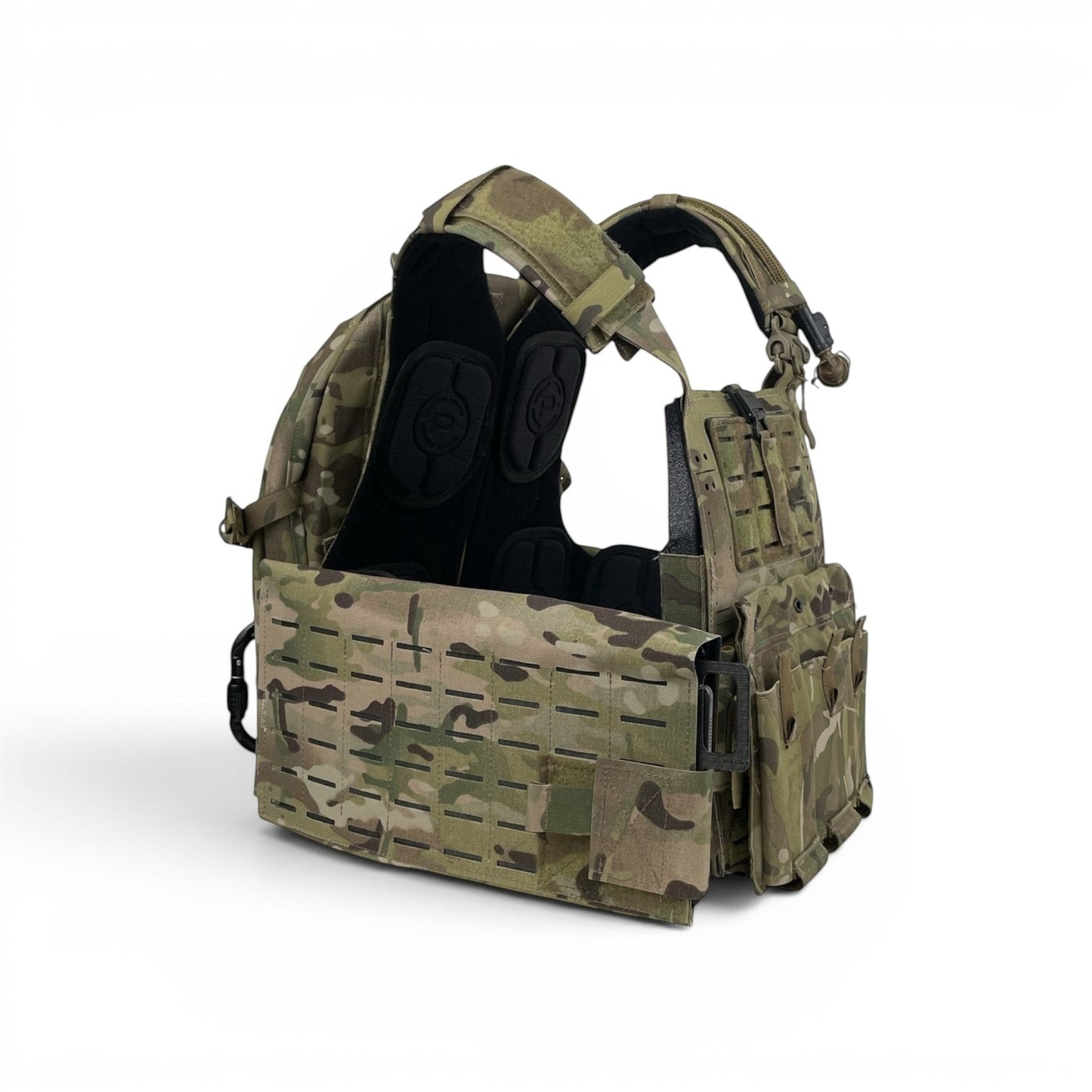 Adversary Force L4 Tablet Slider montiert an einem Plattenträger mit Multicam-Tarnmuster für schnellen Tablet-Zugriff