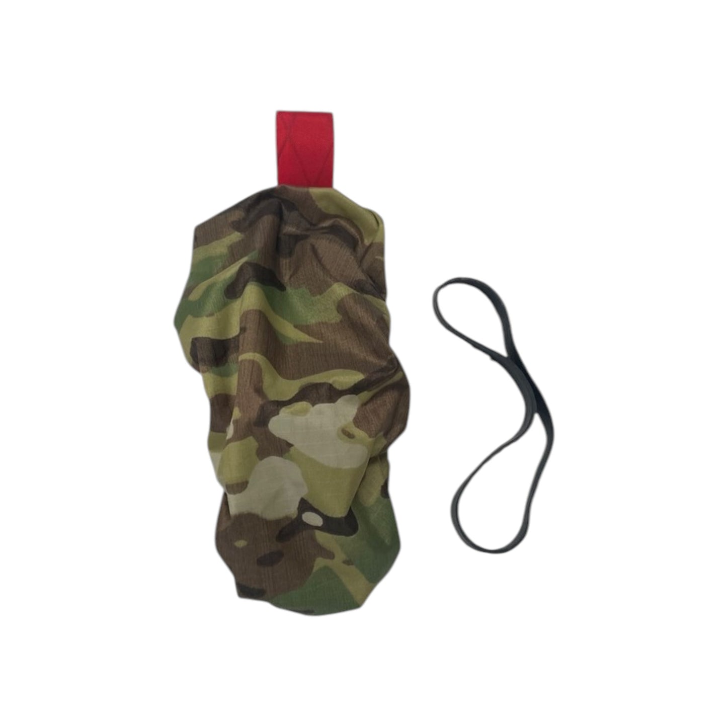 Adversary Force L4 TQ Mud Cover in Multicam mit roter Zuglasche und beiliegendem schwarzem Ranger Band