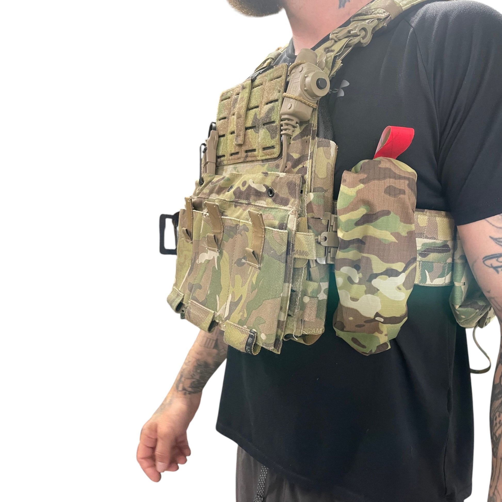 Adversary Force L4 TQ Mud Cover in Multicam an einer Plattenträger-Tasche mit roter Pull-Tab-Markierung