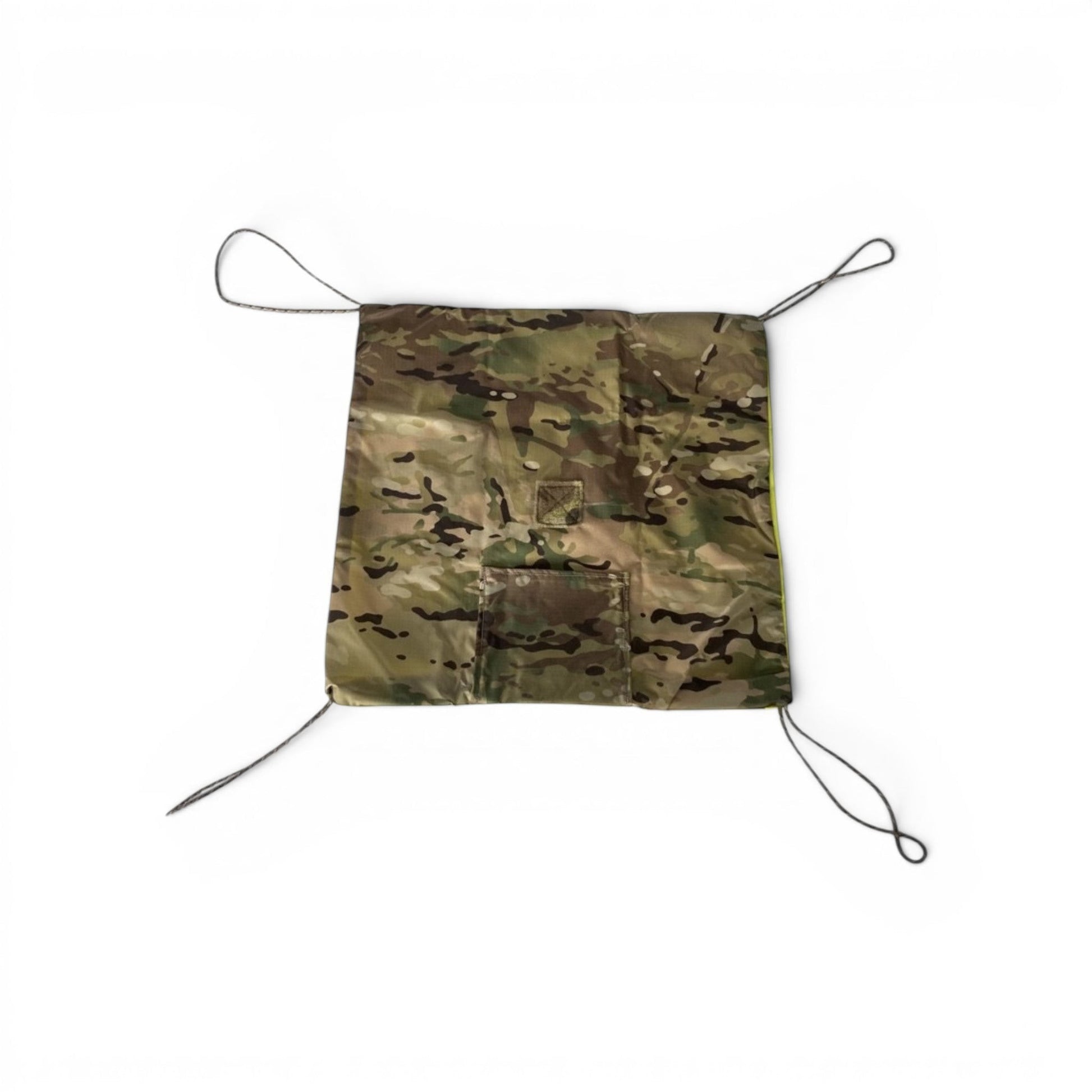 Adversary Force L4 UL Signal Panel in Multicam mit Befestigungsschlaufen, flach ausgebreitet zur Markierung.