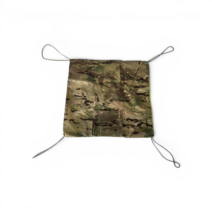 Adversary Force L4 UL Signal Panel in Multicam mit Befestigungsschlaufen, flach ausgebreitet zur Markierung.