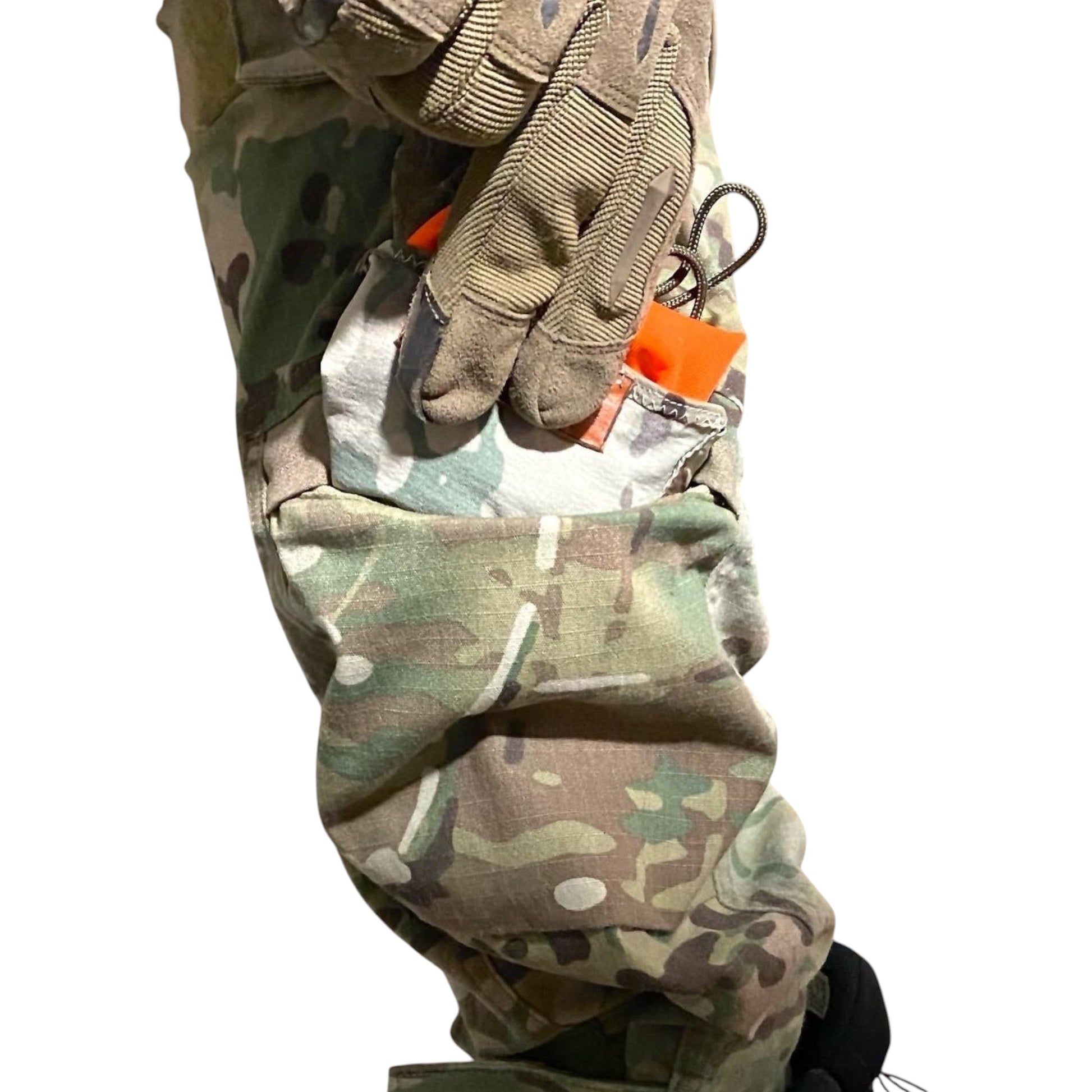 Adversary Force L4 UL Signal Panel in Multicam und Orange, verstaut in der Beintasche einer taktischen Hose.