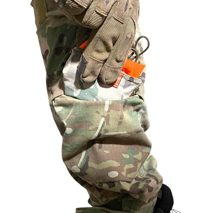 Adversary Force L4 UL Signal Panel in Multicam und Orange, verstaut in der Beintasche einer taktischen Hose.