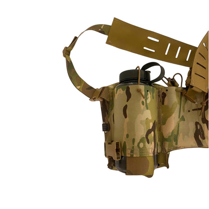 Adversary Force L4 WCSIG Chest Rig in Multicam mit Nalgene-Flasche in der Funkgerätetasche