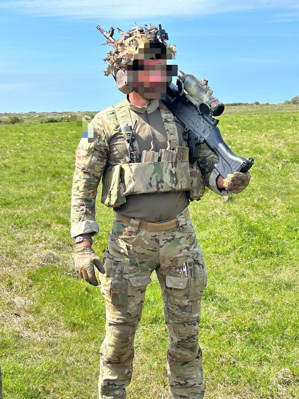 Ein Soldat in Tarnkleidung trägt das Adversary Force L4 WCSIG Chest Rig aus laser-geschnittenem Cordura-Laminat.