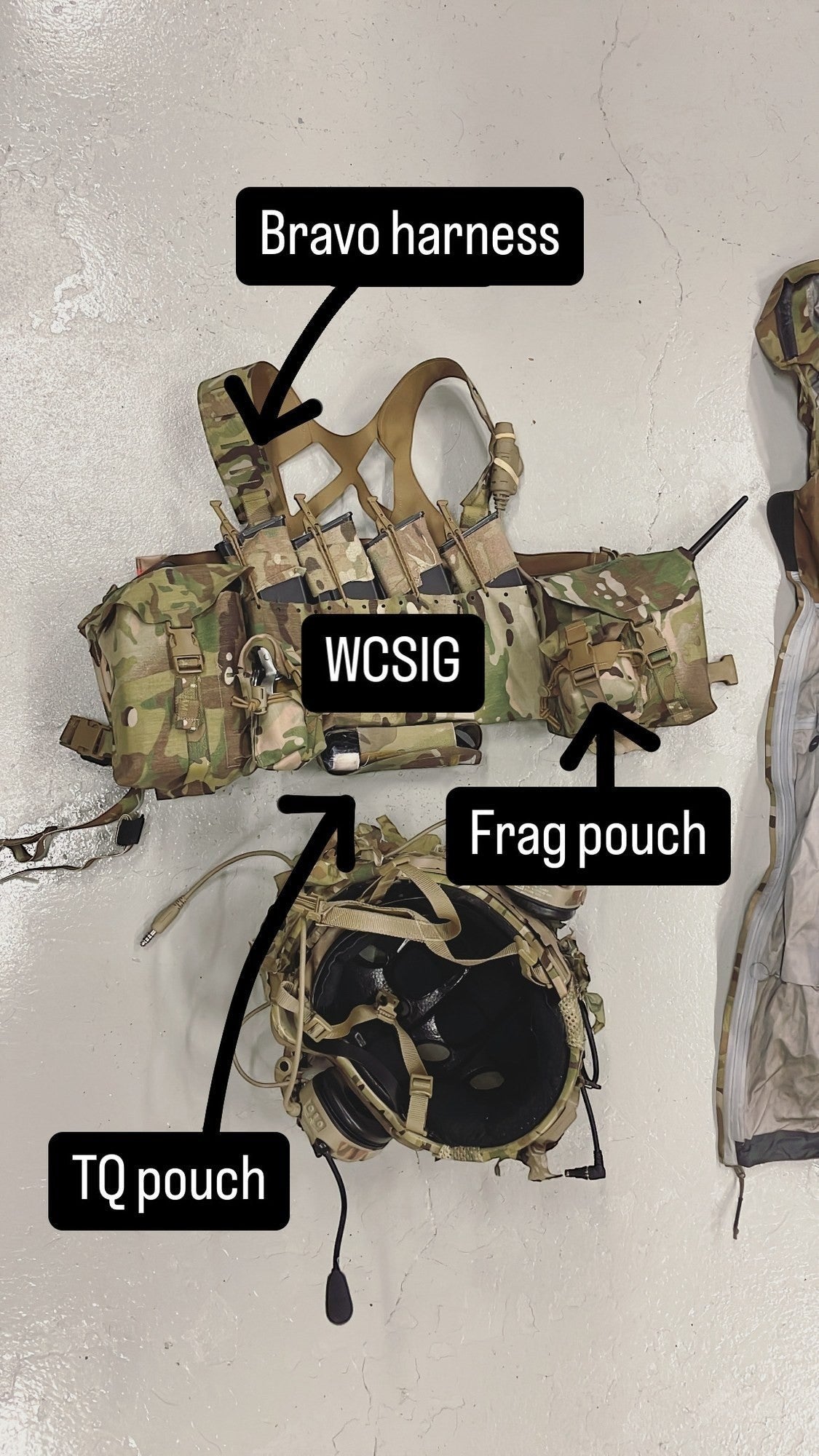 Adversary Force L4 WCSIG Chest Rig in Multicam mit Bravo Harness, Frag Pouch und TQ Pouch auf hellem Untergrund.