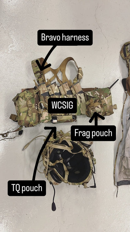 Adversary Force L4 WCSIG Chest Rig in Multicam mit Bravo Harness, Frag Pouch und TQ Pouch auf hellem Untergrund.