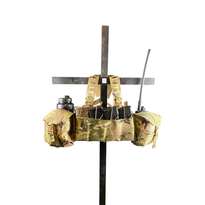 Adversary Force L4 WCSIG Chest Rig in Multicam mit Magazintaschen, Funkgerät und Wasserflasche auf einem Ständer.