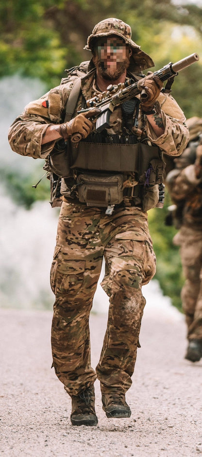 Adversary Force L4 WCSIG Chest Rig in olivgrün getragen von einem Soldaten in Tarnkleidung bei einer taktischen Übung.