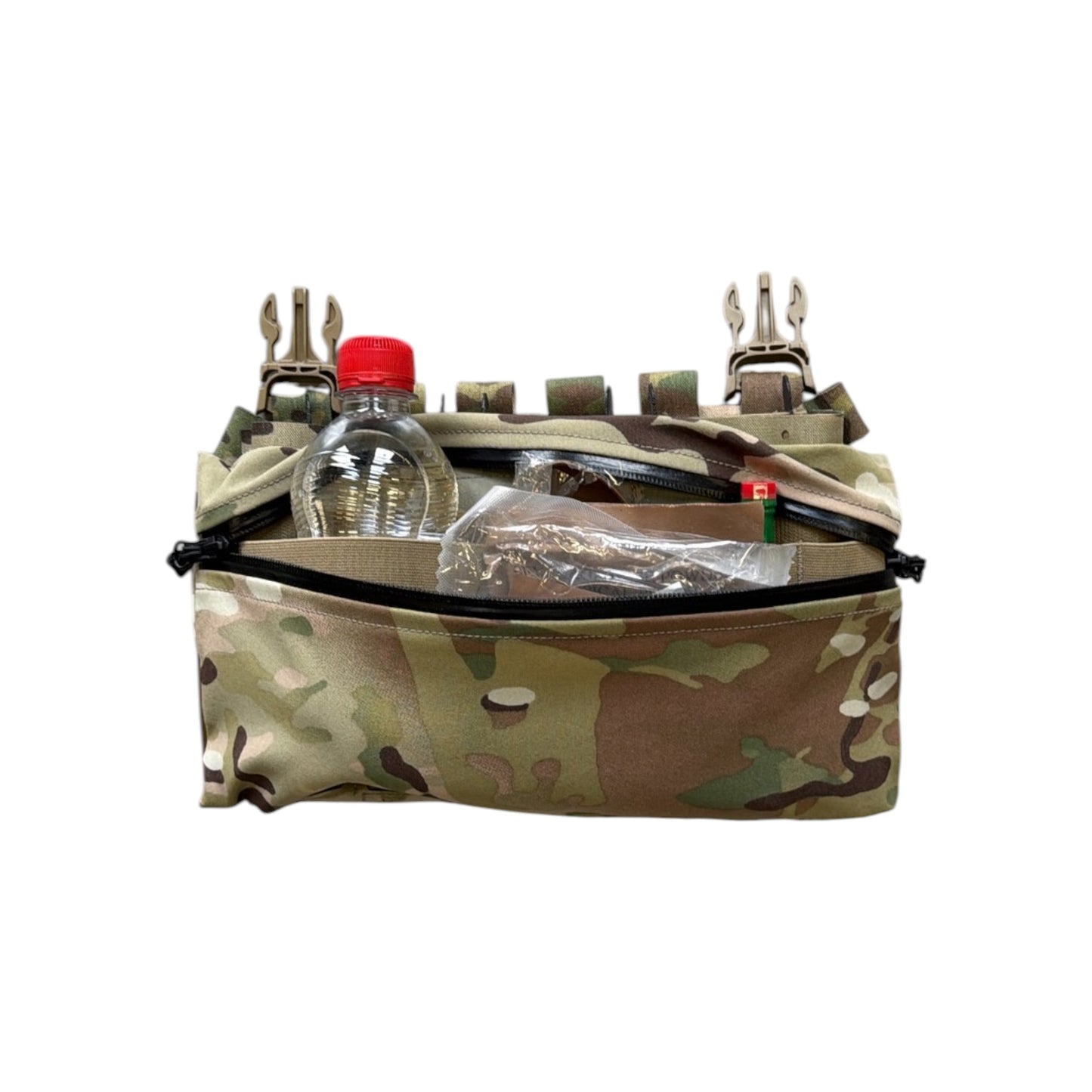 Adversary Force L4 Wide XXS GP Mehrzwecktasche in Multicam mit verstauter Verpflegung und Wasserflasche