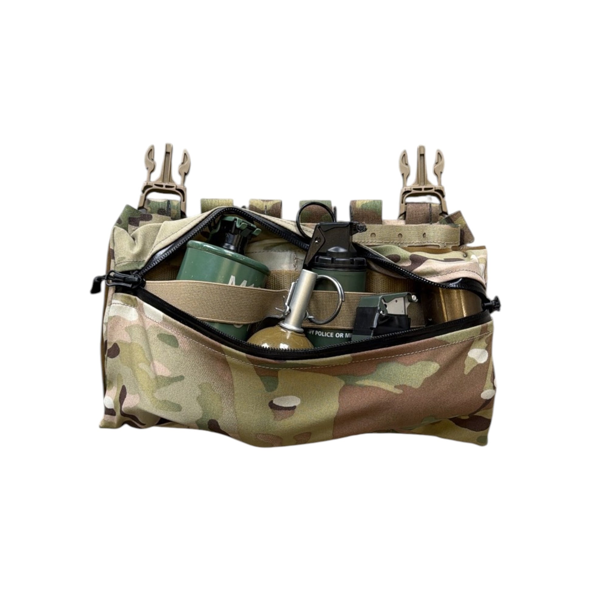 Adversary Force L4 Wide XXS GP Mehrzwecktasche in Multicam mit Ausrüstung wie Granaten und medizinischen Utensilien