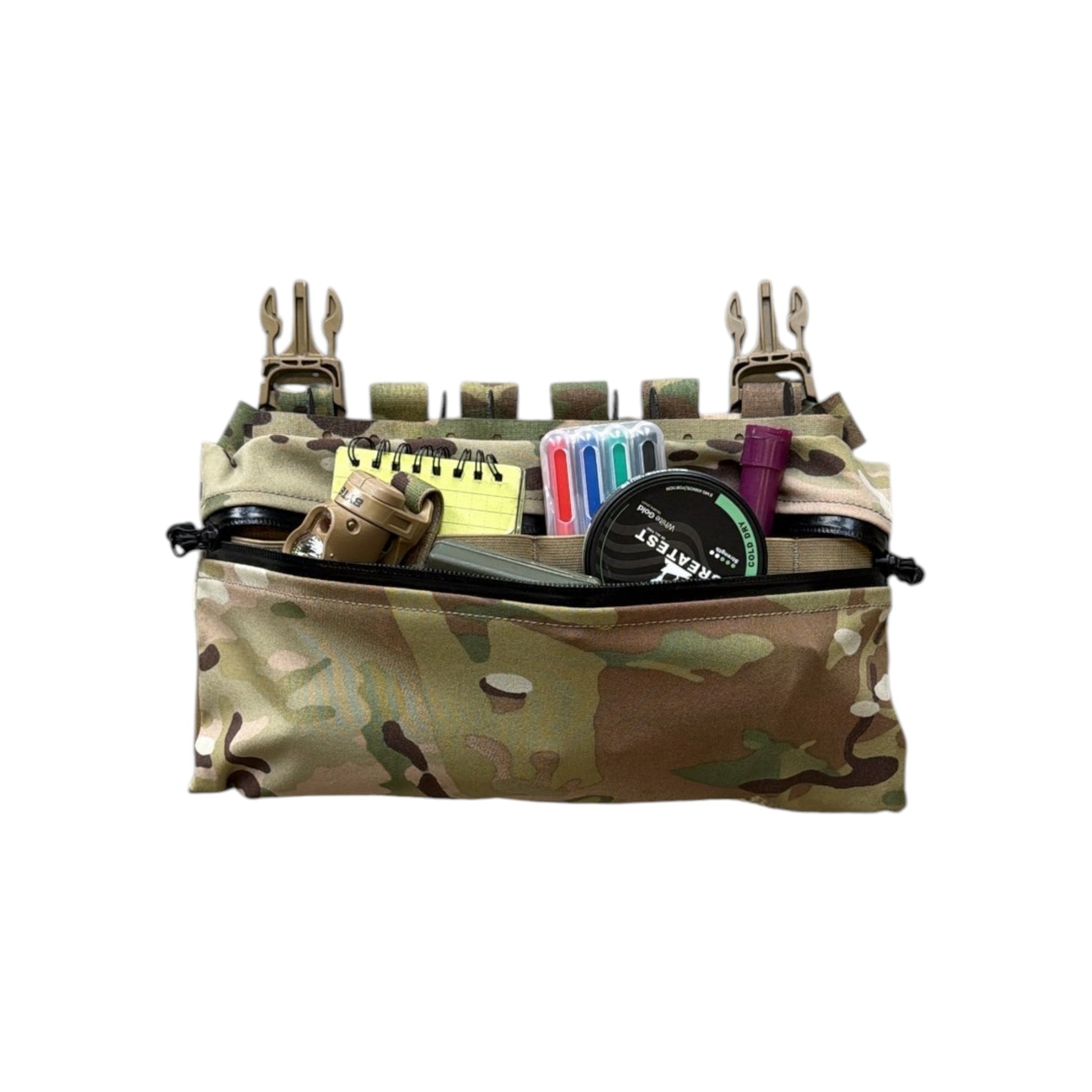 Adversary Force L4 Wide XXS GP Mehrzwecktasche in Multicam mit Ausrüstung gefüllt, flaches Design aus Stretchmaterial.