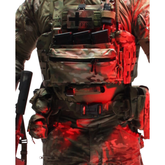 Adversary Force L4 Wide XXS GP Mehrzwecktasche in Multicam am Plattenträger montiert für taktische Ausrüstung