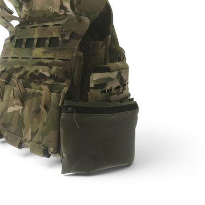Adversary Force L4 XXS GP Mehrzwecktasche in Olivgrün, montiert an einem modularen Plattenträger mit MOLLE-System.