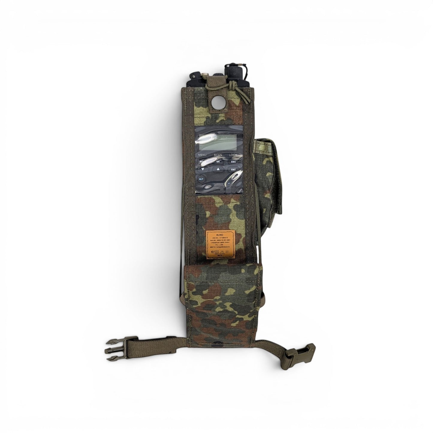 Adversary Force LHT MBITR Pouch in Flecktarn-Tarnmuster mit Funkgerät und robusten Befestigungsgurten.