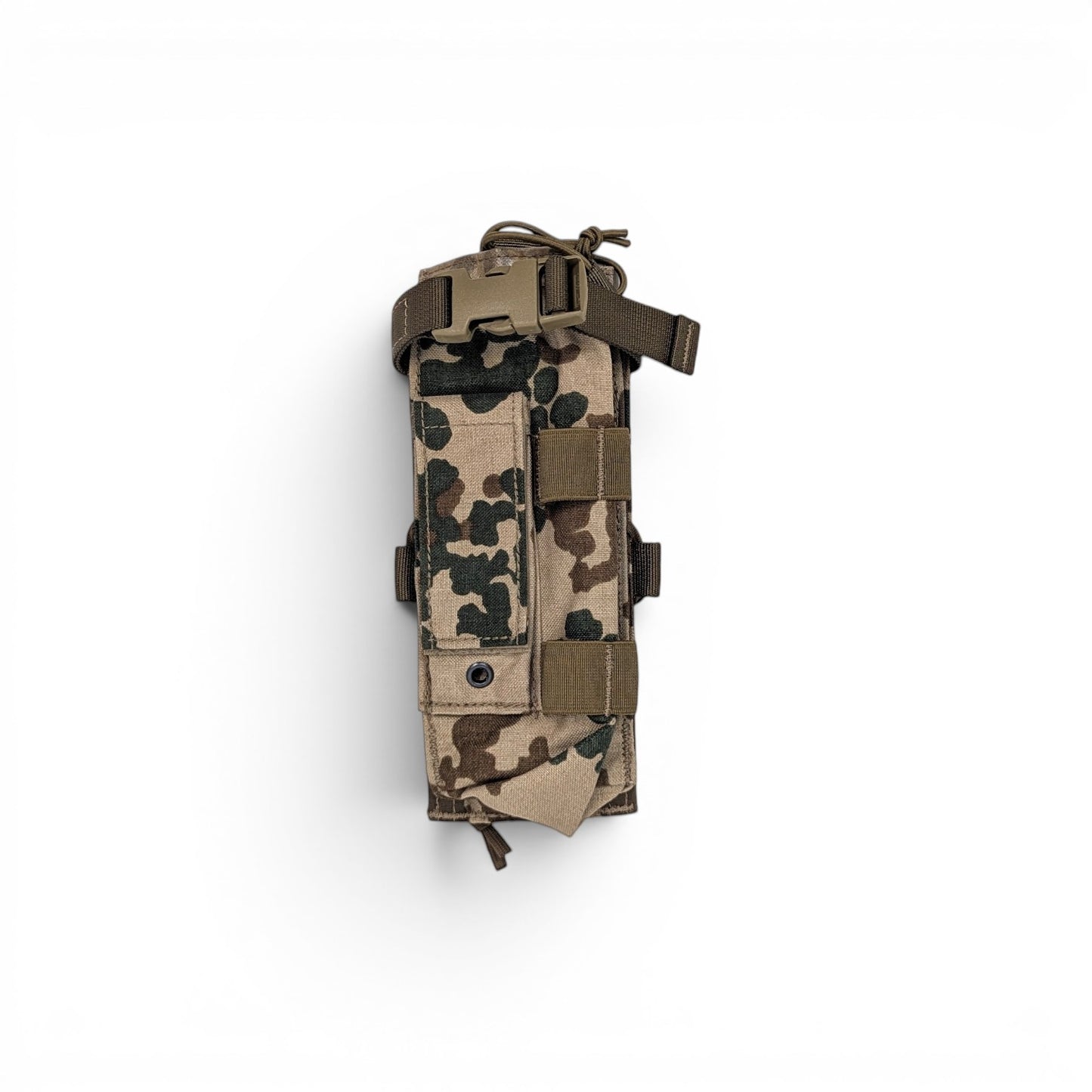 Adversary Force LHT MBITR Funkgerätetasche in Flecktarn-Tarnmuster mit robustem Verschluss für taktische Ausrüstung.