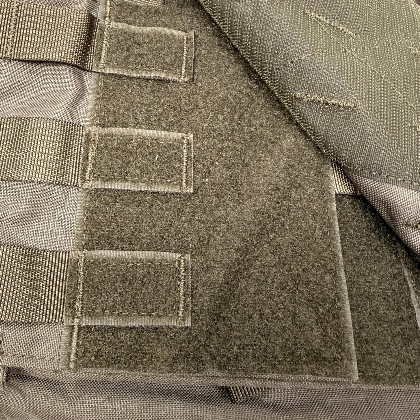 Adversary Force Lindnerhof Plattenträger Gen V in Steingrau Oliv mit MOLLE-Schlaufen und Klettfläche aus Cordura