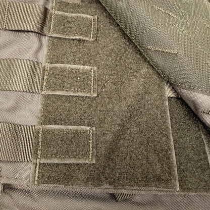 Adversary Force Lindnerhof Plattenträger Gen V in Steingrau Oliv mit MOLLE-Schlaufen und Klettfläche aus Cordura