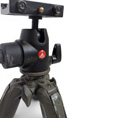 Adversary Force Manfrotto Low-Level Profi-Stativ in Oliv mit robustem Kugelkopf für professionelle Fotografie.