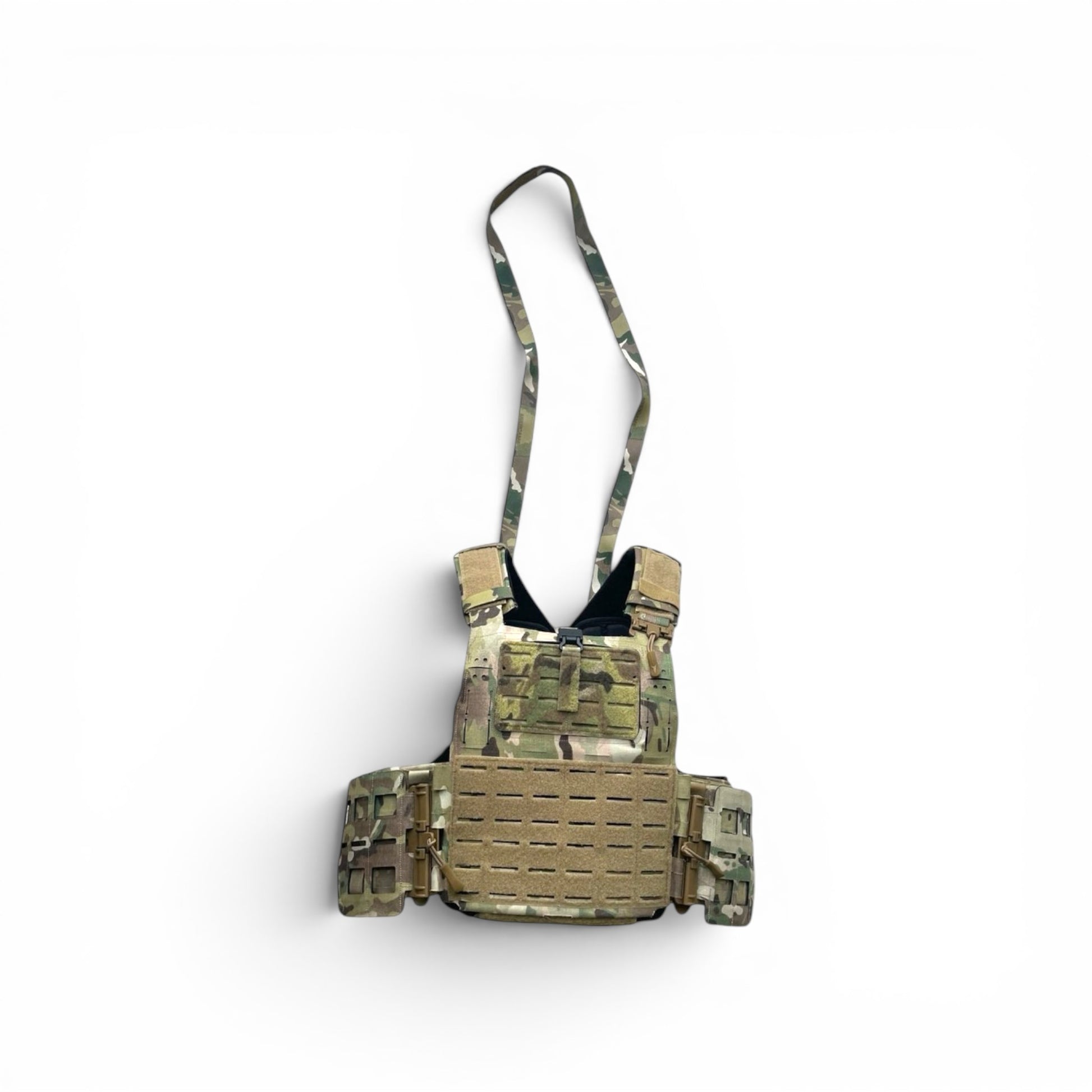 Adversary Force Maritime L4PC Plate Carrier in Multicam mit Laser-Cut-MOLLE, integriertem EUD-Mount und FS Tube Verschluss.