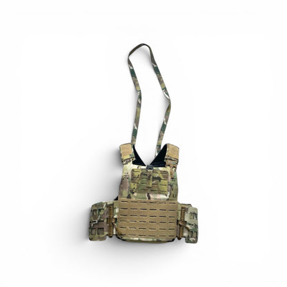 Adversary Force Maritime L4PC Plate Carrier in Multicam mit Laser-Cut-MOLLE, integriertem EUD-Mount und FS Tube Verschluss.