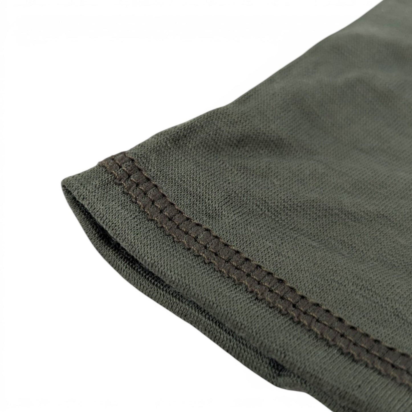 Detailansicht des olivgrünen Adversary Force Merino Lightweight Multifunktionstuchs aus weicher Merinowolle