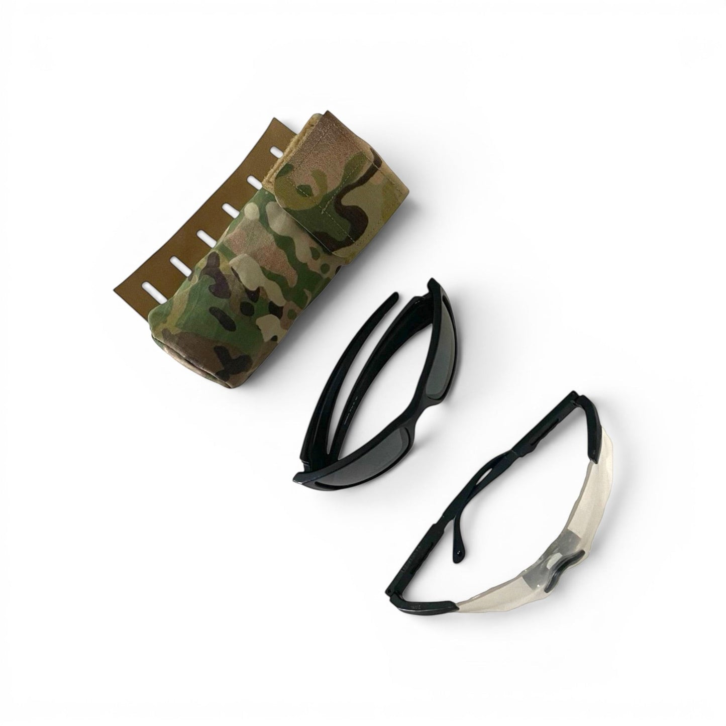 Adversary Force L4 MOLLE Eyepro Sleeve in Multicam mit zwei taktischen Schutzbrillen auf weißem Hintergrund